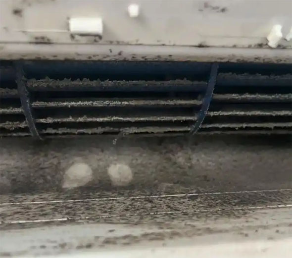 淇滨空调吹的风有股烧焦味是怎么回事